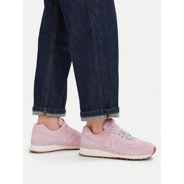Sneakersy New Balance. Czerwone swetry nierozpinane New Balance, bez wzorów, bez kołnierzyka, bez ramiączek. Za 569.99 zł.