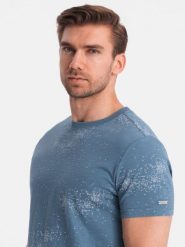 Męski t-shirt fullprint z rozrzuconymi literami - niebieski denim V3 OM-TSFP-0179 - L. Niebieskie t-shirty Ombre Clothing, l, bez wzorów, z bawełny, bez kołnierzyka, bez ramiączek. W wyprzedaży za 39.99 zł.