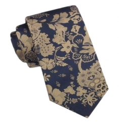 Elegancki Męski Krawat - Alties - Granatowy w Beżowe Kwiaty. Niebieskie krawaty i muchy Alties, bez wzorów, z tkaniny. Za 49.00 zł.