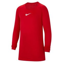 Koszulka Termoaktywna Juniorska Nike First Layer. Białe bielizna termoaktywna Nike, bez wzorów, bez ramiączek, do piłki nożnej. Za 95.60 zł.