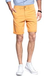 SPODENKI MĘSKIE WRANGLER CHINO SHORT AMBER YELLOW W14AMM15V 112126567. Żółte szorty Wrangler, m, z aplikacjami, z materiału. W wyprzedaży za 69.99 zł.
