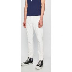 Guess Jeans - Jeansy Miami. Jeansy marki Guess Jeans. W wyprzedaży za 319.90 zł.