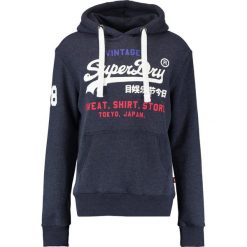 Superdry STORE TRI HOOD Bluza z kapturem aurora navy. Bluzy z kapturem marki Superdry, m, z bawełny, z kapturem. W wyprzedaży za 305.10 zł.