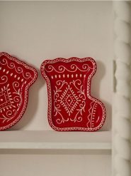 Świąteczny półmisek w kształcie skarpety z dekoracyjnym wzorem - czerwony. Czerwone skarpety Sinsay, bez wzorów. Za 19.99 zł.