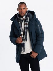 Długa sezonowa kurtka męska w stylu outdoorowym – granatowa V2 OM-JALJ-0202 - XXL. Niebieskie kurtki Ombre Clothing, l, z aplikacjami, z gumy, z kapturem. W wyprzedaży za 299.99 zł.