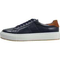 GARMENT PROJECT OFF COURT SPORT Tenisówki i Trampki navy floater. Trampki marki GARMENT PROJECT. W wyprzedaży za 503.30 zł.