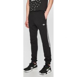 Adidas Originals - Spodnie. Spodnie materiałowe marki adidas Originals. W wyprzedaży za 219.90 zł.