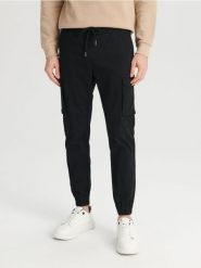 Spodnie jogger - czarny. Czarne joggery i bojówki Sinsay, m, bez wzorów, z bawełny. Za 59.99 zł.