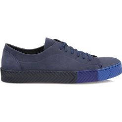 Granatowe trampki męskie. Buty sportowe casual marki Kazar. Za 429.00 zł.