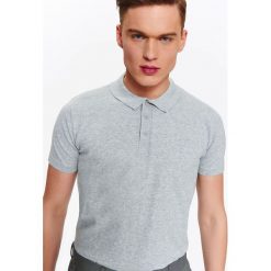 T-SHIRT POLO MĘSKI Z DZIANINY SWETROWEJ. Koszulki polo sportowe marki TOP SECRET. W wyprzedaży za 29.99 zł.