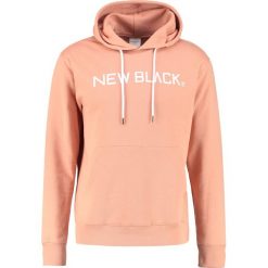New Black LOGO Bluza z kapturem coral. Bluzy z kapturem marki New Black, m, z bawełny, z kapturem. W wyprzedaży za 265.30 zł.