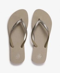 Superdry Klapki Core Metallic z gumowym paskiem i podeszwą z recyklingowanej. Brązowe klapki Superdry, z gumy. Za 78.00 zł.