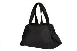 Torba sporotwa Arena Fast Shoulder Bag. Czarne torby na ramię Arena, bez wzorów, z poliesteru, na ramię, duże, bez dodatków. Za 151.98 zł.