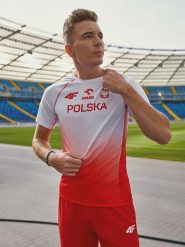 4F Koszulka reprezentacji Polski replika męska 4F x PZLA - czerwona S. Czerwone t-shirty 4F, m, bez wzorów, z dzianiny, bez kołnierzyka, bez ramiączek. Za 229.99 zł.