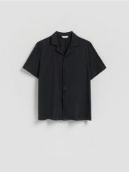 Koszula regular fit z krótkim rękawem - czarny. Czarne koszule Reserved, l, bez wzorów, z dzianiny, bez kołnierzyka, bez ramiączek. Za 99.99 zł.