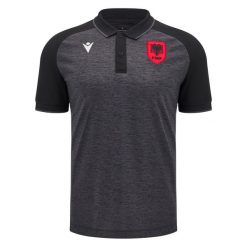 Polo Albanii Travel 2024/25 FSHF 2024/25. Czarne koszulki polo sportowe Macron, bez wzorów, bez kołnierzyka, bez ramiączek, do piłki nożnej. Za 304.50 zł.