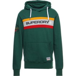 Superdry TROPHY CHEST BAND HOOD Bluza z kapturem slam green. Bluzy marki Superdry. Za 389.00 zł.