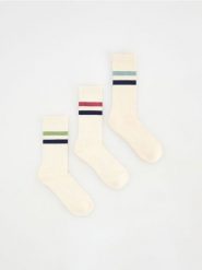 3 pack skarpet - złamana biel. Skarpety Reserved, bez wzorów. W wyprzedaży za 29.99 zł.