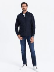 Bawełniana koszula męska typu Oxford z kieszonką REGULAR – granatowa V5 OM-SHOS-0108 - L. Niebieskie koszule Ombre Clothing, l, z aplikacjami, z bawełny, bez kołnierzyka, bez ramiączek. W wyprzedaży za 49.99 zł.