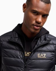 Kamizelka puchowa męska EA7 Emporio Armani sportowa ocieplana czarna. Czarne kamizelki sportowe EA7, m, bez wzorów, z puchu, bez kaptura, trekkingowe. Za 569.00 zł.