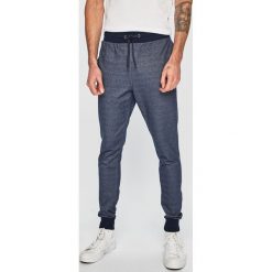 Guess Jeans - Spodnie. Spodnie materiałowe marki Guess Jeans. W wyprzedaży za 299.90 zł.