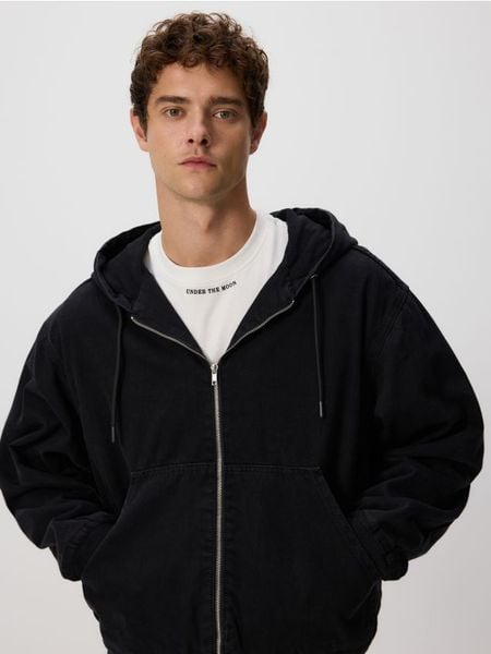 Jeansowa kurtka z kapturem - czarny. Czarne kurtki Reserved, l, bez wzorów, z denimu, z kapturem. W wyprzedaży za 79.99 zł.