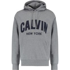 Calvin Klein Jeans HIKOS POPOVER REGULAR FIT Bluza z kapturem mid grey heather. Bluzy marki Calvin Klein Jeans. W wyprzedaży za 419.30 zł.