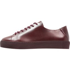 Royal RepubliQ DORIC UNBOUND DERBY SHOE Sneakersy niskie wine. Buty sportowe casual marki Royal RepubliQ. Za 669.00 zł.