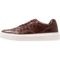 Geox DEIVEN Sneakersy niskie brown. Buty sportowe casual marki Geox. Za 429.00 zł.