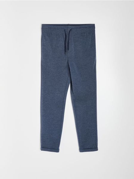 Spodnie jogger slim fit z domieszką wiskozy - granatowy. Niebieskie joggery i bojówki Sinsay, l, bez wzorów, z wiskozy, sportowe. Za 49.99 zł.