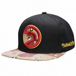 Czapka z daszkiem Mitchell & Ness NBA HWC Atlanta Hawks Choco Camo -AHAYYPPPBLCK. Czarne czapki z daszkiem Mitchell & Ness, bez wzorów. Za 89.00 zł.