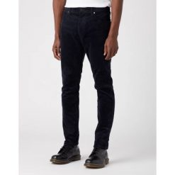 WRANGLER MESKIE SPODNIE SZTRUKSOWE SZTRUKS LARSTON DARK NAVY W18SA2XAE. Niebieskie spodnie materiałowe Wrangler, l, bez wzorów, z materiału. Za 219.99 zł.