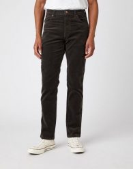 MĘSKIE SPODNIE MATERIAŁOWE WRANGLER TEXAS SLIM MOSS GREEN W12SEC221 112141148. Zielone spodnie materiałowe Wrangler, l, bez wzorów, z materiału. Za 199.99 zł.