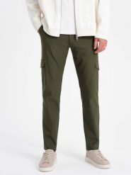 Spodnie męskie materiałowe REGULAR z kieszeniami cargo - ciemnooliwkowe V1 OM-PACG-0178 - XXL. Zielone spodnie materiałowe Ombre Clothing, l, bez wzorów, z materiału. W wyprzedaży za 79.99 zł.