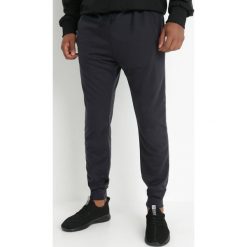 Granatowe Spodnie Dresowe Joggery Analía. Niebieskie joggery i bojówki Born2be, m, bez wzorów, z dresówki, sportowe. W wyprzedaży za 33.99 zł.