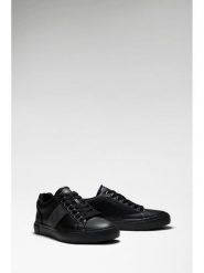 Guess Sneakersy 182996 Czarny. Czarne buty sportowe casual Guess, z aplikacjami, bez zapięcia. Za 364.99 zł.