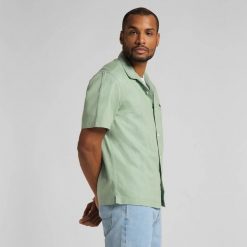 MĘSKA KOSZULA MATERIAŁOWA LEE SS RESORT SHIRT GRANITE GREEN L67PKWQN 112116916. Zielone koszule Lee, l, bez wzorów, z materiału, bez kołnierzyka, bez ramiączek. Za 129.99 zł.