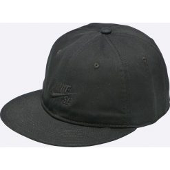 Nike Sportswear - Czapka. Czapki z daszkiem marki Nike. W wyprzedaży za 79.90 zł.
