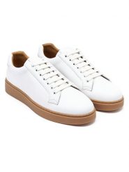 British Passport Skórzane sneakersy w kolorze białym rozmiar: 44. Białe buty sportowe casual British Passport, bez wzorów, bez zapięcia. Za 404.99 zł.