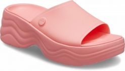 Klapki Dla Dorosłych Crocs Skyline Slide. Czerwone klapki Crocs, z materiału. Za 197.99 zł.