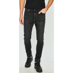 Tommy Jeans - Jeansy Simon. Jeansy marki Tommy Jeans. W wyprzedaży za 379.90 zł.