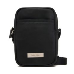 Saszetka Calvin Klein. Czarne torby na ramię CALVIN KLEIN, bez wzorów, małe, bez dodatków. Za 289.99 zł.