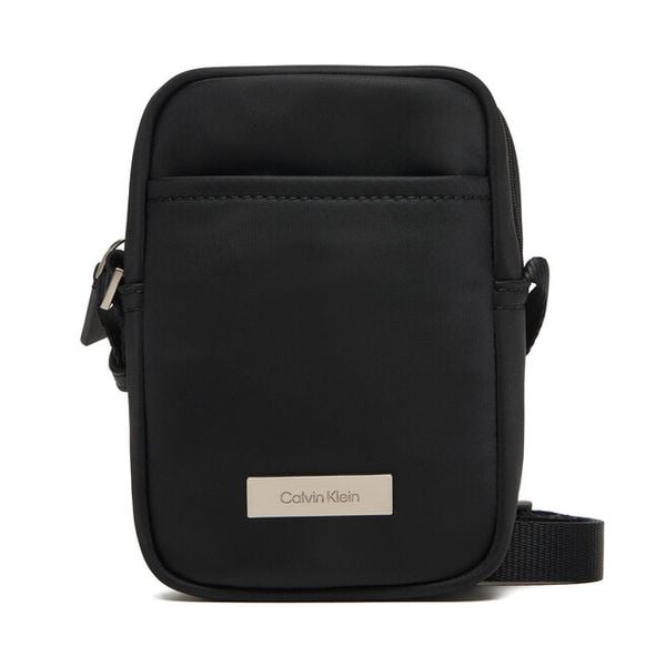 Saszetka Calvin Klein. Czarne saszetki i nerki CALVIN KLEIN, bez wzorów. Za 249.99 zł.