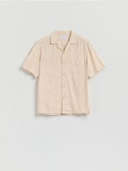 Koszula regular fit ze strukturalnej tkaniny - kremowy. Białe koszule Reserved, l, bez wzorów, z bawełny, bez kołnierzyka, bez ramiączek. Za 119.99 zł.