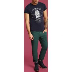 SPODNIE DŁUGIE MĘSKIE KLASYCZNE, KRÓJ 5-POCKET. Sztyblety marki TOP SECRET. W wyprzedaży za 29.99 zł.