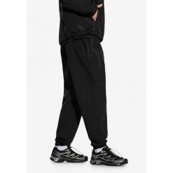 Spodnie sportowe męskie Prosto Contrast. Czarne kurtki przejściowe Prosto., m, bez wzorów, bez kaptura. W wyprzedaży za 169.99 zł.