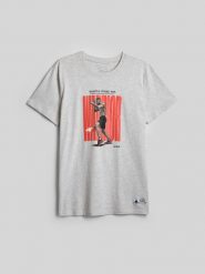 4F T-shirt regular z nadrukiem męski 4F | Mateusz Gamrot - szary XL. Szare t-shirty 4F, l, z aplikacjami, z bawełny, bez kołnierzyka, bez ramiączek. Za 129.99 zł.