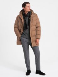 Długa zimowa kurtka męska pikowana o satynowym wykończeniu - jasnobrązowa V2 OM-JALJ-0147 - L. Brązowe kurtki Ombre Clothing, na zimę, l, bez wzorów, z satyny, bez kaptura. W wyprzedaży za 139.99 zł.