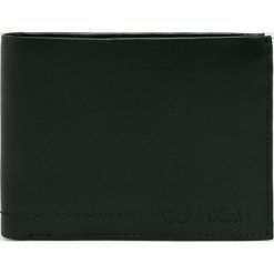 Calvin Klein - Portfel skórzany + brelok. Czarne portfele CALVIN KLEIN, bez wzorów, z materiału. W wyprzedaży za 219.90 zł.
