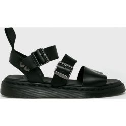 Dr Martens - Sandały. Czarne sandały Dr. Martens, z materiału, bez zapięcia. W wyprzedaży za 449.90 zł.